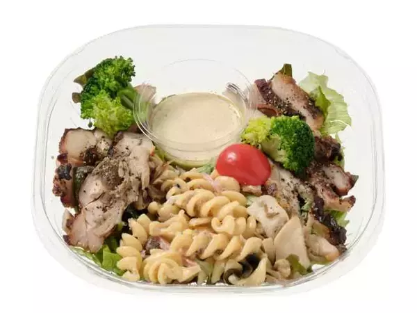 「【セブン-イレブン】野菜で栄養バランスを整えたい！セブンの新作サラダ3選「グリルチキンときのこのサラダ」は香ばしいグリルチキンに3種のきのこ、マカロニも入って食べ応え抜群！」の画像