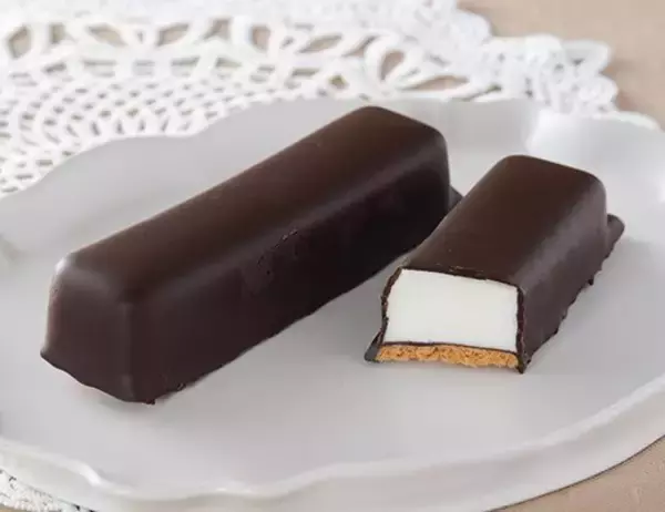 「【ローソン】自分へのご褒美タイムに！新作スイーツ3選「ご褒美スティックケーキ　とろける生マシュマロ」はパリッとチョコととろふわ食感がたまらない」の画像