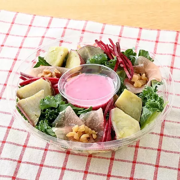 「【ファミリーマート】季節の変わり目、野菜で元気に！新作サラダ3選「【東京都の一部・神奈川県の一部】さつまいもと生ハムのビーツサラダ」は春らしい色あいのサラダが地域限定での販売で特別感も！」の画像