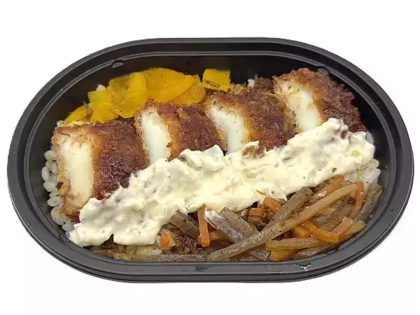 「【セブン-イレブン】弁当の主役いろいろ！揚げ物弁当新作3選「イカフライおかか御飯（麦飯）」は食べ応えあるイカフライと麦飯の組合せ！」の画像