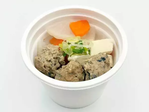 「【セブン-イレブン】体の芯からあったまる！スープ仕立ての惣菜3選「だし香る　ごま豆乳鍋」は野菜もたっぷりでほっとする」の画像