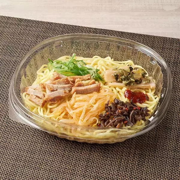「【ファミリーマート】名店監修の冷やし麺が登場！オススメの冷たい麺類3選「一風堂監修　冷し赤丸とんこつまぜそば」はコクと旨みあふれる豚骨スープと赤味噌が味のポイント！」の画像