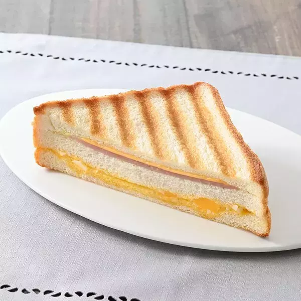 「【ファミリーマート】コーヒーブレイクのお供に！ファミマのおすすめ新作パン3選「クレームブリュレ風クイニーアマン」はキャラメリゼされた表面がカリカリで香ばしい！」の画像