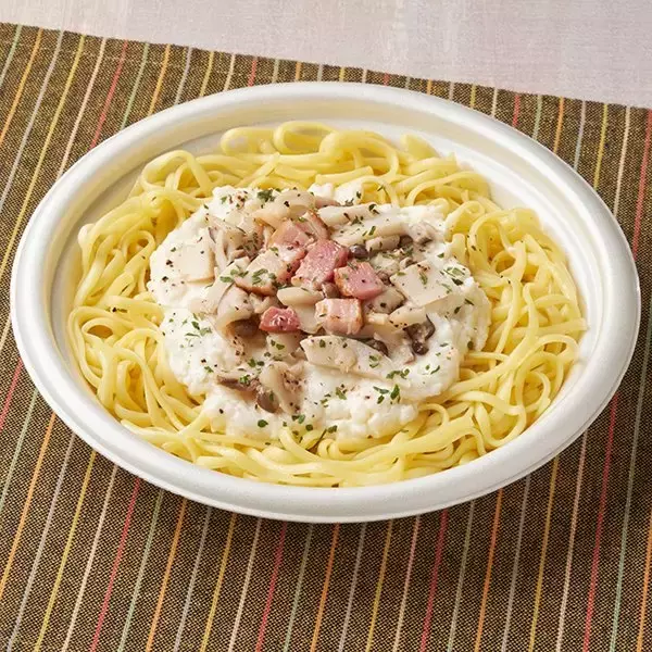 「【ファミリーマート】ファミマの新作パスタ3選「トリュフが香る贅沢　キノコのクリーム生パスタ」は3種のきのこで秋らしさを堪能！」の画像