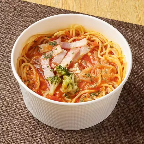 「【ファミリーマート】ファミマの新作パスタ3選「トリュフが香る贅沢　キノコのクリーム生パスタ」は3種のきのこで秋らしさを堪能！」の画像