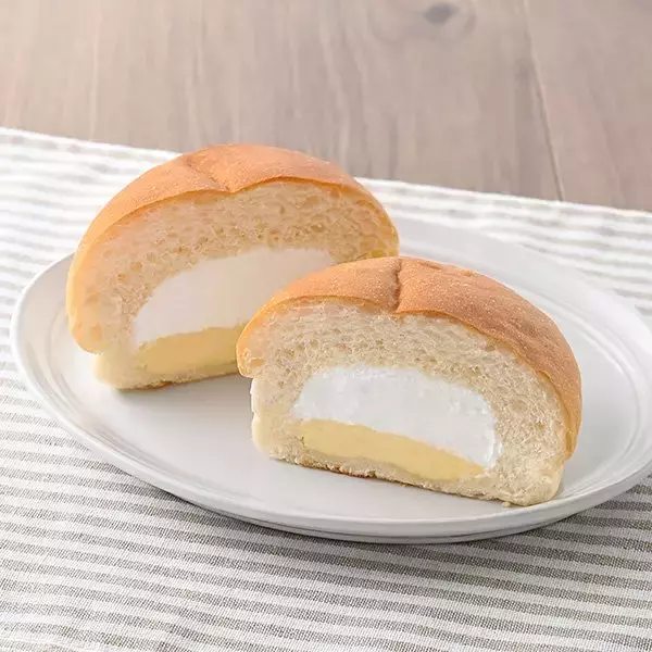 「【ファミリーマート】もっちりした生地がおいしそう！新作のおすすめ菓子パン3選「【超も～っちりパン！】も～っちり食感クリームパン」はカスタードとホイップのWクリームが甘ウマ～」の画像