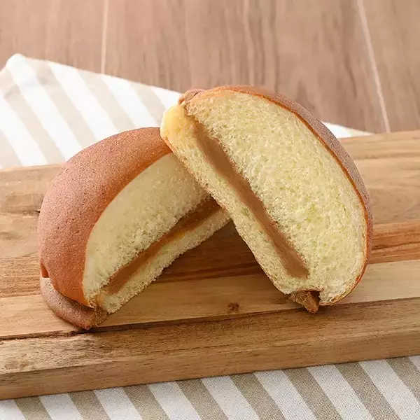 「【ファミリーマート】もっちりした生地がおいしそう！新作のおすすめ菓子パン3選「【超も～っちりパン！】も～っちり食感クリームパン」はカスタードとホイップのWクリームが甘ウマ～」の画像