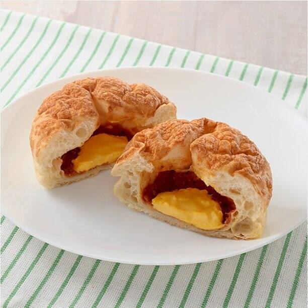 【ファミリーマート】もっちり食感が集結！新作パン類3選「【超も～っちりパン！】も～っちり食感ピザパン」はピザソースとチーズソースを包んだ新食感ピザ！