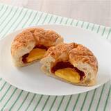 「【ファミリーマート】もっちり食感が集結！新作パン類3選「【超も～っちりパン！】も～っちり食感ピザパン」はピザソースとチーズソースを包んだ新食感ピザ！」の画像2