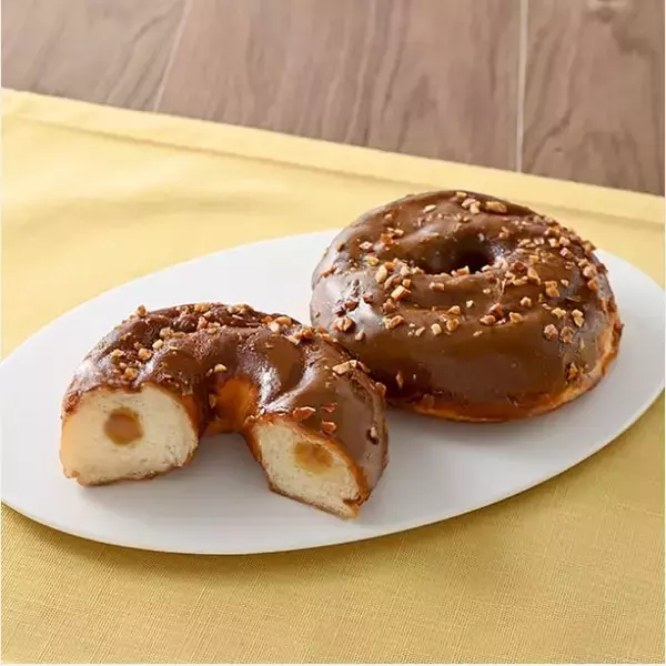 「【ファミリーマート】もっちり食感が集結！新作パン類3選「【超も～っちりパン！】も～っちり食感ピザパン」はピザソースとチーズソースを包んだ新食感ピザ！」の画像