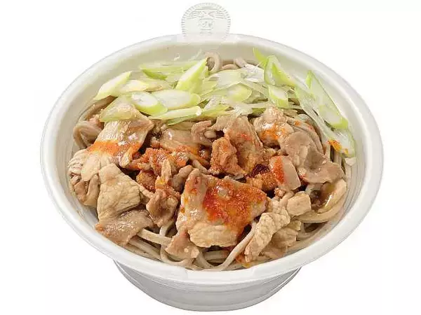 「【セブン-イレブン】スタミナ派も素材重視派も楽しめる新作そば3選「肉盛り太麺ラー油そば」は太麺で食べ応え充分！」の画像