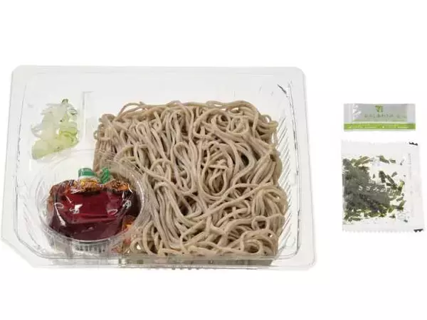 「【セブン-イレブン】スタミナ派も素材重視派も楽しめる新作そば3選「肉盛り太麺ラー油そば」は太麺で食べ応え充分！」の画像