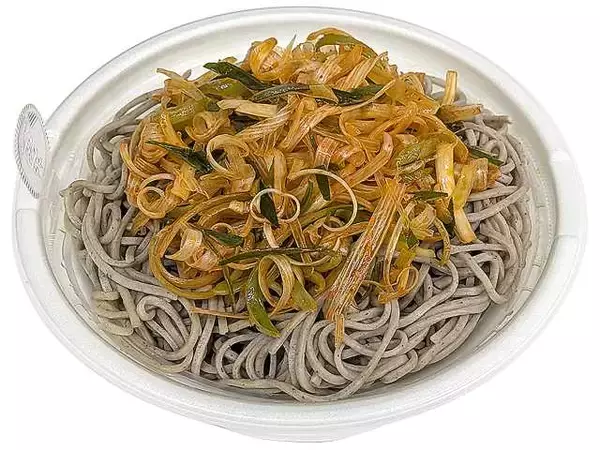 「【セブン-イレブン】スタミナ派も素材重視派も楽しめる新作そば3選「肉盛り太麺ラー油そば」は太麺で食べ応え充分！」の画像