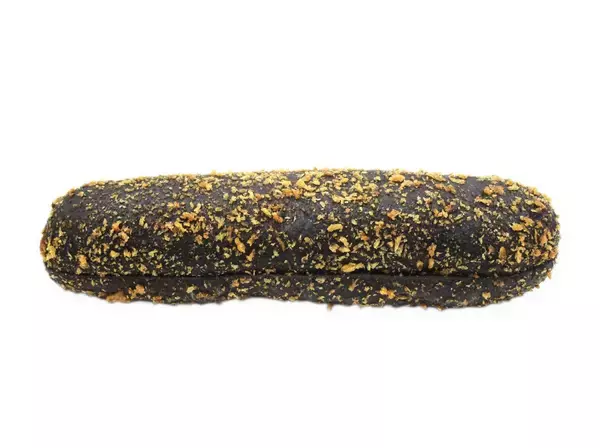 「【セブン-イレブン】漆黒のグルメ！見た目と味のギャップがすごい！セブンの真っ黒フード3選「カレー棒　ブラック」は黒いカレーフィリング入り」の画像