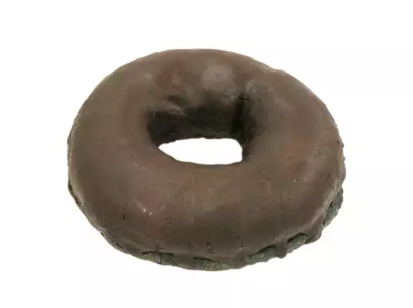 「【セブン-イレブン】漆黒のグルメ！見た目と味のギャップがすごい！セブンの真っ黒フード3選「カレー棒　ブラック」は黒いカレーフィリング入り」の画像