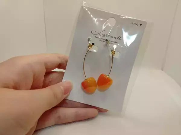 「『ジョジョ』のコスプレに使える！ キャンドゥの「さくらんぼアクセ」がインパクト抜群と話題！」の画像