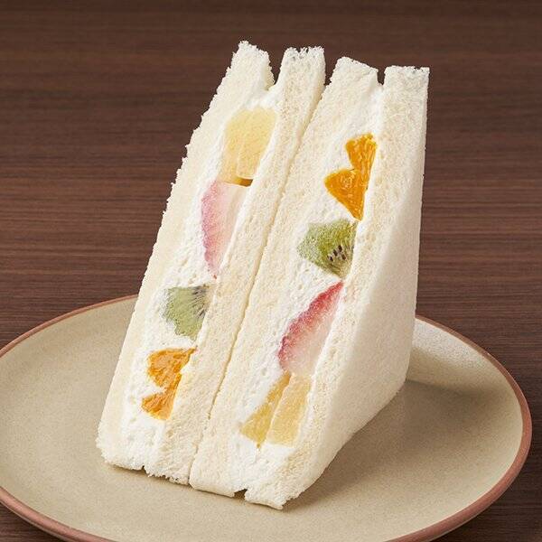 【ファミリーマート】紅茶と一緒に！ファミマの新作ロール・サンドイッチ3選「いちごフルーツミックスサンド」は4種のフルーツがゴロゴロ！