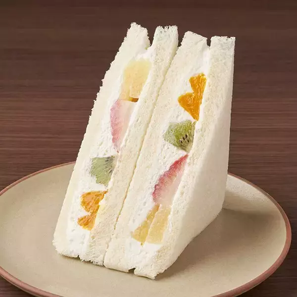 「【ファミリーマート】紅茶と一緒に！ファミマの新作ロール・サンドイッチ3選「いちごフルーツミックスサンド」は4種のフルーツがゴロゴロ！」の画像
