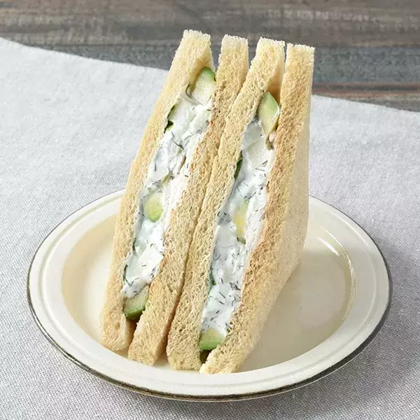 「【ファミリーマート】紅茶と一緒に！ファミマの新作ロール・サンドイッチ3選「いちごフルーツミックスサンド」は4種のフルーツがゴロゴロ！」の画像