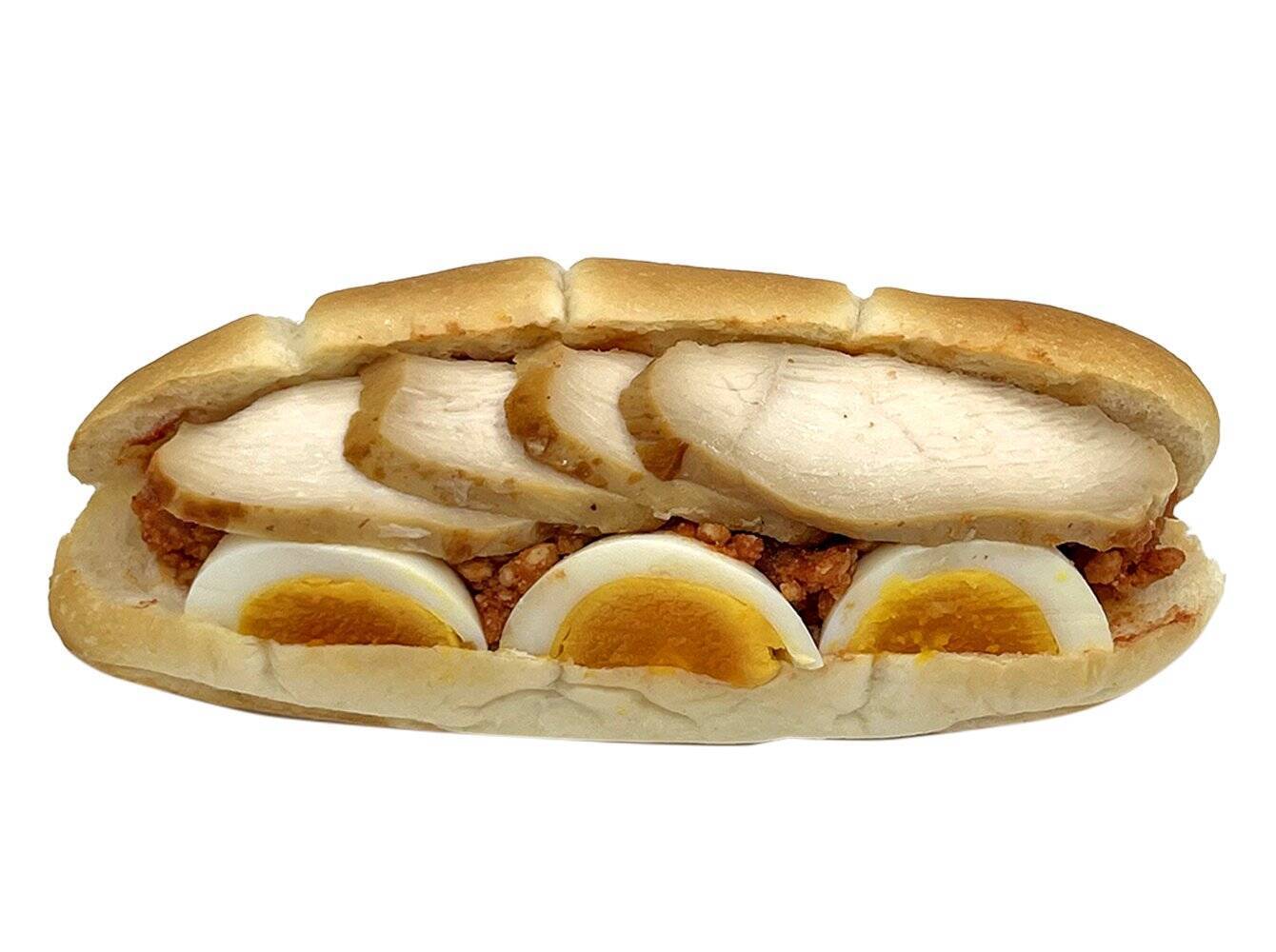 【セブン-イレブン】休日の軽食にも！セブン人気のロールサンド新作3選「ごろっとチキンのトマトクリームソース」は温めるとさらに具材の美味しさがソースと絡み合う！