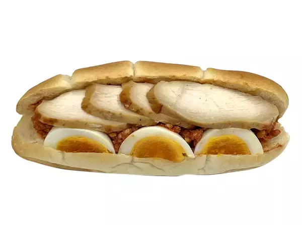 「【セブン-イレブン】休日の軽食にも！セブン人気のロールサンド新作3選「ごろっとチキンのトマトクリームソース」は温めるとさらに具材の美味しさがソースと絡み合う！」の画像