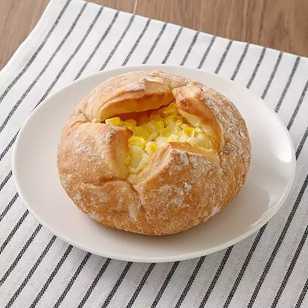 「【ファミリーマート】秋のお出かけのお供にも！フランスパン新作3選「紅茶香るアップルフロマージュ」はコクのあるクリームチーズが美味！」の画像