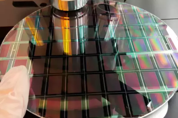 マイクロLED、量産に向けて装置需要を喚起