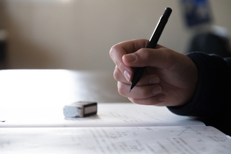 危険が潜む夕暮れ！塾で帰りが遅くなるこどもの安全を確保するために