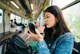 「隣の女性に目をやると鏡とにらめっこ？電車内で化粧をする女性とマナーの本質」の画像1