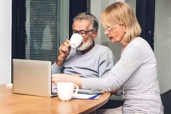 老後の「最低日常生活費」は年間270万円、「ゆとりある生活費」は430万円。どう備える？