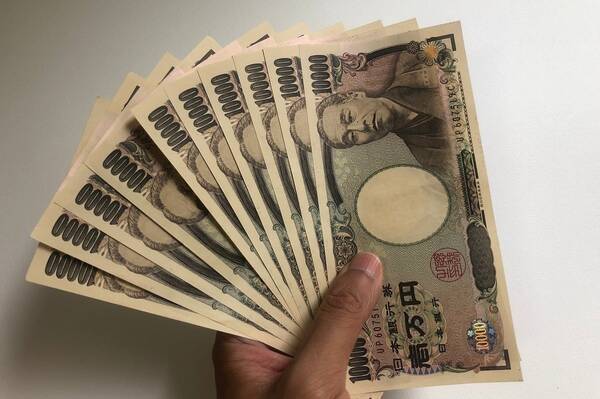 たくさんのお金が駅で目の前にあったらどうする 余裕がある人は寄付を 必要な人はお金を持っていって ロケットニュース24
