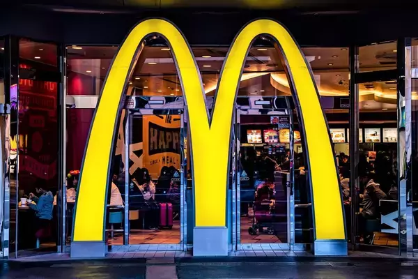 日本マクドナルドHD、売上高が再び対前年同月比+10%を超えるプラス成長（2020年8月）