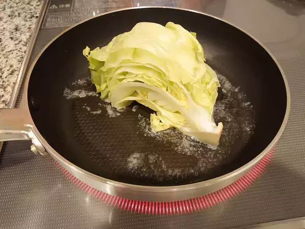 「【目からウロコ】ツイッターで人気の “焼きレタス”に注目！シャキくたっ食感がたまらない…どんな味？作り方は？」の画像