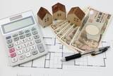 「【住宅ローン】フラット35利用者の世帯年収、頭金、月の返済額はどのくらい？」の画像1