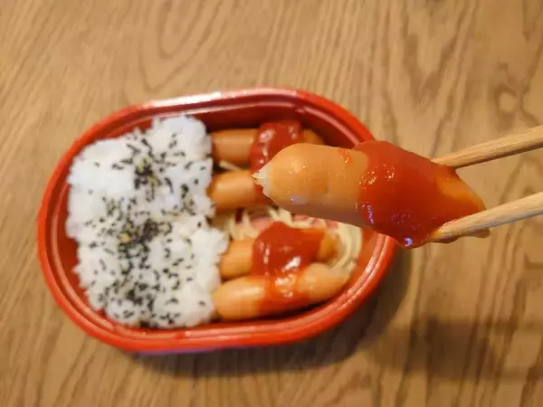 「【ローソンストア100】“映え”が求められる時代に逆行？男前な『ウインナー弁当』がSNSで大人気」の画像