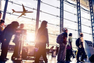 決断が遅い？ 日本企業の海外危機管理、駐在員の安全をどう守るか