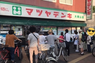 【本当に令和？】オリンピック中継を映す“街頭テレビ”に人だかり…漂う昭和感にツイッター大盛りあがり