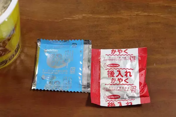 「【コンビニで買えるカップ麺】背脂をとこトン楽しむ『セアブラの星　W背脂豚骨醤油ラーメン』実食レビュー」の画像