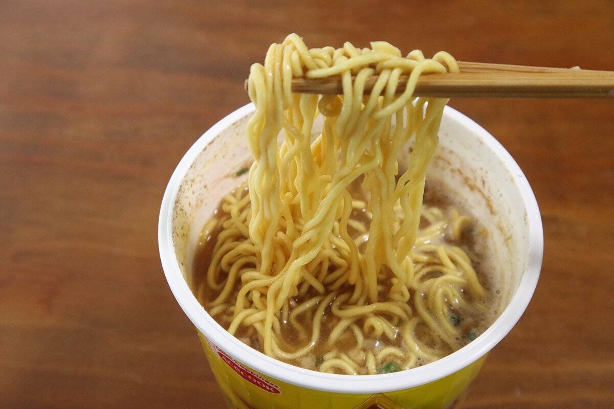 【コンビニで買えるカップ麺】背脂をとこトン楽しむ『セアブラの星　W背脂豚骨醤油ラーメン』実食レビュー