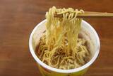 「【コンビニで買えるカップ麺】背脂をとこトン楽しむ『セアブラの星　W背脂豚骨醤油ラーメン』実食レビュー」の画像8