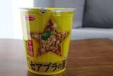 「【コンビニで買えるカップ麺】背脂をとこトン楽しむ『セアブラの星　W背脂豚骨醤油ラーメン』実食レビュー」の画像2