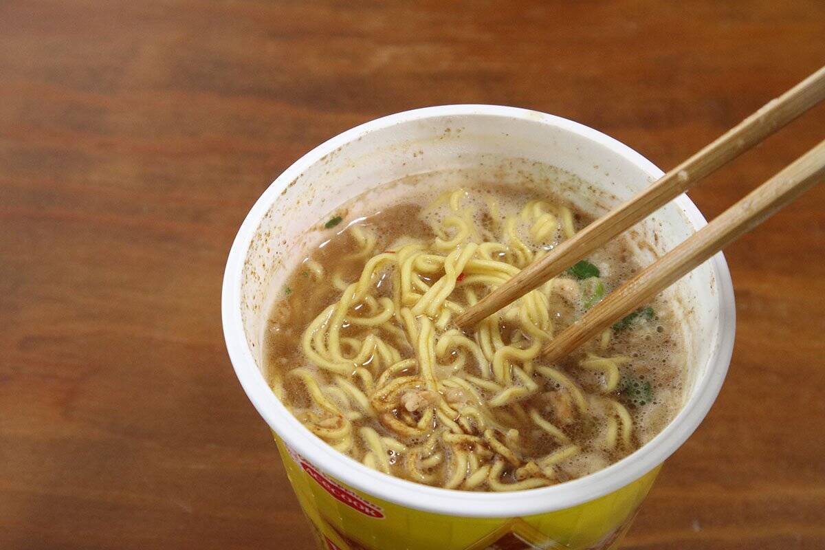 【コンビニで買えるカップ麺】背脂をとこトン楽しむ『セアブラの星　W背脂豚骨醤油ラーメン』実食レビュー