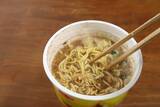 「【コンビニで買えるカップ麺】背脂をとこトン楽しむ『セアブラの星　W背脂豚骨醤油ラーメン』実食レビュー」の画像7