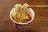 「【ファミマ限定カップ麺】見た目に反して辛いの苦手でもいける『麺屋 極鶏 赤だく』実食レビュー」の画像8