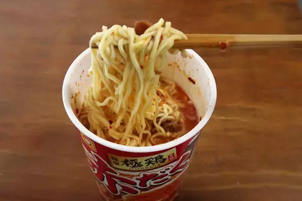 「【ファミマ限定カップ麺】見た目に反して辛いの苦手でもいける『麺屋 極鶏 赤だく』実食レビュー」の画像