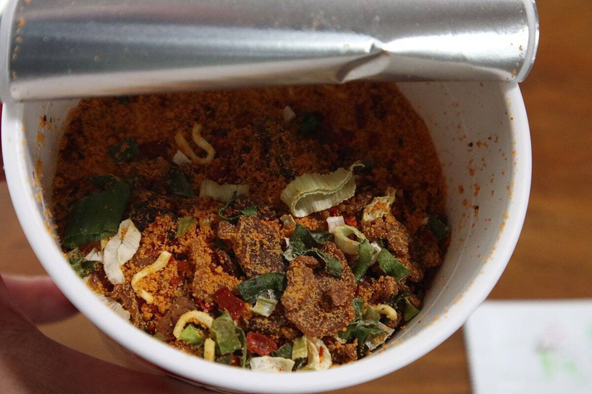 【ファミマ限定カップ麺】見た目に反して辛いの苦手でもいける『麺屋 極鶏 赤だく』実食レビュー