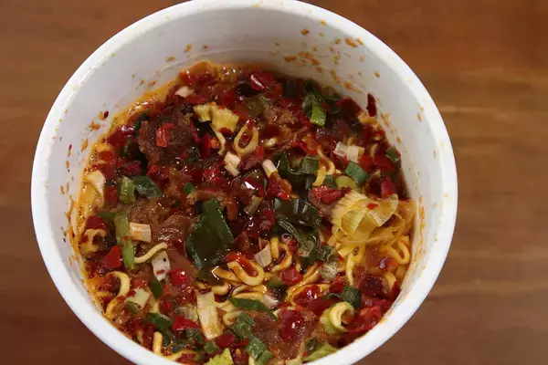 「【ファミマ限定カップ麺】見た目に反して辛いの苦手でもいける『麺屋 極鶏 赤だく』実食レビュー」の画像