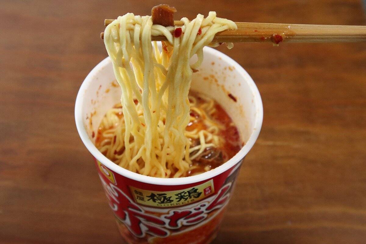 【ファミマ限定カップ麺】見た目に反して辛いの苦手でもいける『麺屋 極鶏 赤だく』実食レビュー