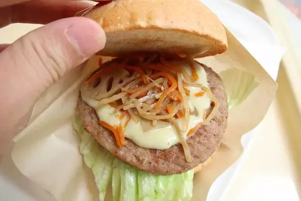 「【ドトール】秋の新作メニューは“お肉なし”のヘルシーバーガー - 美味しいの？実食レビュー」の画像