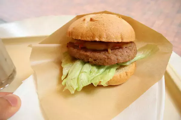 「【ドトール】秋の新作メニューは“お肉なし”のヘルシーバーガー - 美味しいの？実食レビュー」の画像